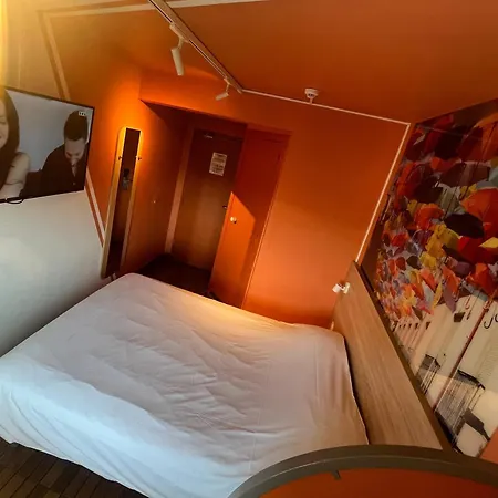Egg Hotel 2*
